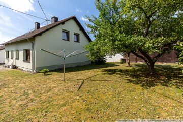 Gepflegtes Einfamilienhaus mit großem Raumangebot und Garten in Nohn/Eifel - große Wiese neben dem Haus