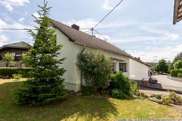 Gepflegtes Einfamilienhaus mit großem Raumangebot und Garten in Nohn/Eifel - seitlicher Blick