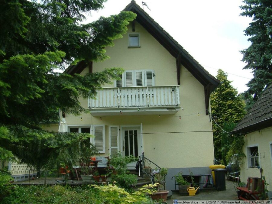 Haus mit großem Garten und Bachlauf in der Eifel - Rückansicht