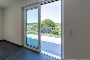 Erstbezug: Moderne Neubau-Eigentumswohnung mit 2 Garagen in Daun-Pützborn - Ausgang zum Balkon