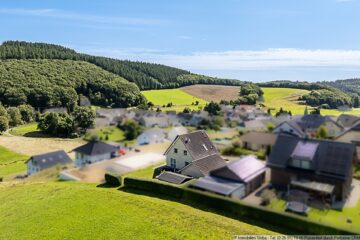 Solides Wohnhaus aus 2005 mit Doppelgarage und Blick ins Grüne in Herresbach, Nähe Nürburgring - erhöhte Lage im Ort