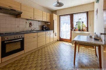 Ideal auch als Renditeobjekt: Reihenendhaus mit bis zu 3 Wohnungen am Ortseingang von Adenau - Küche EG