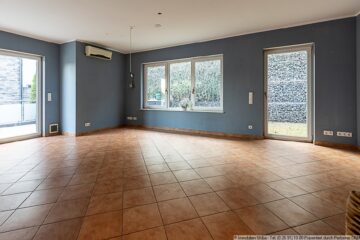 Einfamilienhaus aus 2005 mit Einliegerwohnung in erhöhter Lage von Lohrsdorf - Wohn- und Esszimmer mit Gartenausgang