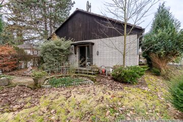 Bungalow mit Garten und Garage in Nierendorf: Wohnen auf einer Ebene - Wiese vor dem Hauseingang