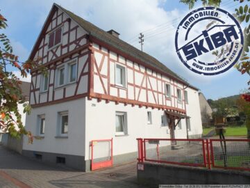 Freistehendes Fachwerkhaus mit Garten und Garagen in der Eifelstadt Adenau, 53518 Adenau, Einfamilienhaus