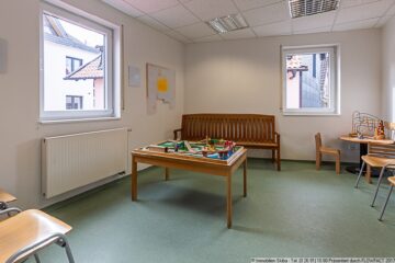 Voll ausgestattete Kinderarzt-Praxis im Zentrum von Adenau zu vermieten - Wartezimmer