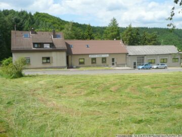 Einfamilienhaus + 2 Hallen + Bürogebäude im Nürburgring, 53518 Quiddelbach, Einfamilienhaus