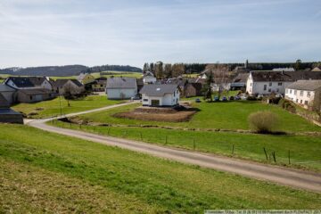 Erstbezug-Rohbau zur Selbstgestaltung in wunderschöner, ruhiger Ortsrandlage in Kirsbach/Eifel - Blick von oberhalb