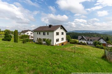 Panoramablick in Berg-Krälingen: 2-Familienhaus mit Einliegerwohnung - Ideal auch als Renditeobjekt - Panoramablick