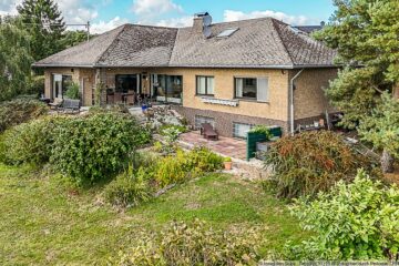 Traumhafter Panoramablick: Großzügiger Winkelbungalow am Ortsrand von Senscheid in der Eifel - Blick von hinten