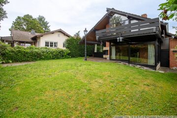 Individuelle Architektur: Wohnhaus mit Garten und Garage in ruhiger Lage des Höhenortes Ohlenhard - großer Garten hinter dem Haus