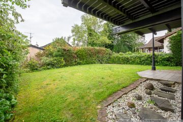 Individuelle Architektur: Wohnhaus mit Garten und Garage in ruhiger Lage des Höhenortes Ohlenhard - Blick in den Garten