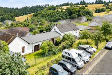 Nürburgring-Immobilie: Wohnhaus, Wohnung, Scheunen, Bauplätze in Jammelshofen - Blick von hinten Bild 1