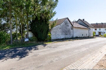 Sanierungsbedürftiges Eifel-Bauernhaus mit Nebengebäuden und viel Potenzial in Rodder bei Adenau - Zufahrt von Reifferscheid