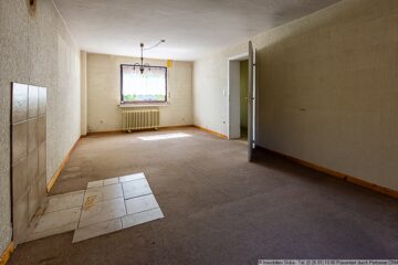 Sanierungsbedürftiges Eifel-Bauernhaus mit Nebengebäuden und viel Potenzial in Rodder bei Adenau - Wohnzimmer Bild 1