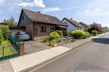 Ruhiges Wohngebiet: Gepflegtes Wohnhaus mit Garten und Garage auf Erbpachtgrund in Oberdrees - Blick von links