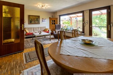 Ruhiges Wohngebiet: Gepflegtes Wohnhaus mit Garten und Garage auf Erbpachtgrund in Oberdrees - helles Wohn- und Esszimmer