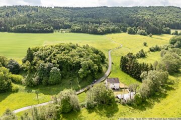 Traumhafte Alleinlage: Ehemalige Mühle mit Bachlauf in Nitz in der Eifel - Wiesenflächen ums Haus