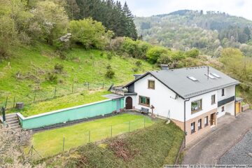 Weitblick über das Kesselinger Tal: Wohnhaus in ruhiger Ortsrandlage - ebenes Rasenstück und Wiese im Hang