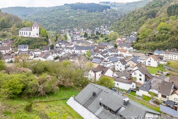 Weitblick über das Kesselinger Tal: Wohnhaus in ruhiger Ortsrandlage - Blick von oberhalb