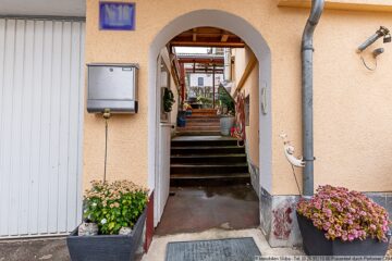 Wohnen auf einer Ebene: Kleines Haus mit Garten und Garage in Hönningen/Ahr - Zugang zum Haus