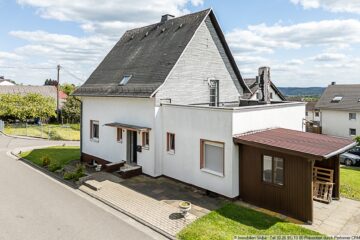 Einfamilienhaus mit großer Wiese und Doppelgarage in Wershofen - Blick von vorne rechts