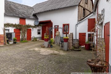 Renoviertes Bauernhaus in Arbach mit Wärmepumpe und viel Platz in den Nebengebäuden - Sitzmöglichkeiten im Hof