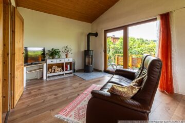 Leben in der Natur: Sehr gepflegtes Wohnhaus mit Aussicht in Heckenbach-Cassel - Wohnbereich mit Kamin