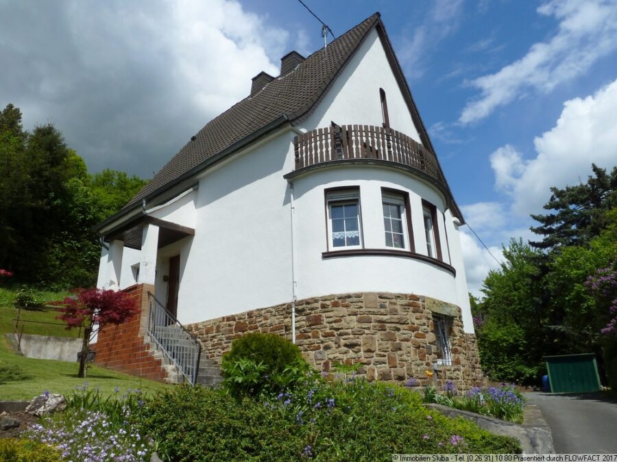 Freistehendes Wohnhaus mit eindrucksvollem Bruchsteinsockel und Erker - Erker mit Bruchsteinsockel