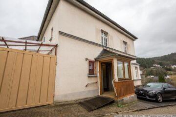 Renovierungsobjekt mit Charme: Großzügige Altbau-Doppelhaushälfte mit Garten und Carport in Adenau - Windfang und Tor