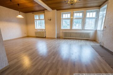 Renovierungsobjekt mit Charme: Großzügige Altbau-Doppelhaushälfte mit Garten und Carport in Adenau - Wohn- und Esszimmer Bild 1
