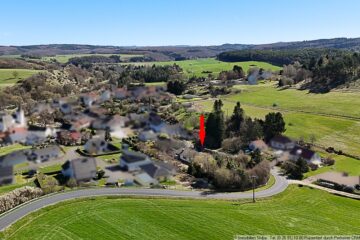 Weitläufiges Grundstück am Ortsrand: Bungalow mit Doppelgarage - Blick über Niederehe