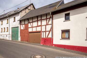 Eifeler Bauernhaus mit zwei Scheunen im Höhenort Reifferscheid bei Adenau - vordere Scheune