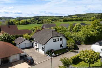 Nähe Nürburgring: Gepflegtes Wohnhaus mit Doppelgarage und Garten in Welcherath - am Ende einer Anliegerstraße