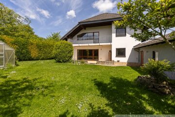 Nähe Nürburgring: Gepflegtes Wohnhaus mit Doppelgarage und Garten in Welcherath - Blick aus dem Garten