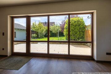 Nähe Nürburgring: Gepflegtes Wohnhaus mit Doppelgarage und Garten in Welcherath - Blick aus dem Wohnzimmer