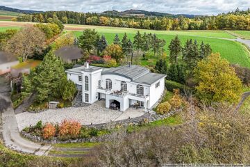Ansprechendes Wohnhaus mit Panoramablick zwischen Mayen und Adenau - von Natur umgeben
