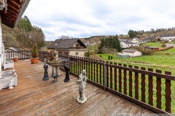 Ortsrandlage im ruhigen Arbach: Einfamilienhaus mit Sonnenterrasse und direktem Waldzugang - Terrasse Blick nach links