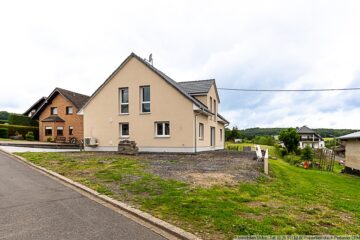 Junger Neubau aus 2023 mit Doppelgarage und großem Grundstück in Retterath/Vulkaneifel - Haus mit Wärmepumpe