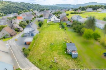 Junger Neubau aus 2023 mit Doppelgarage und großem Grundstück in Retterath/Vulkaneifel - große Wiese hinter dem Haus