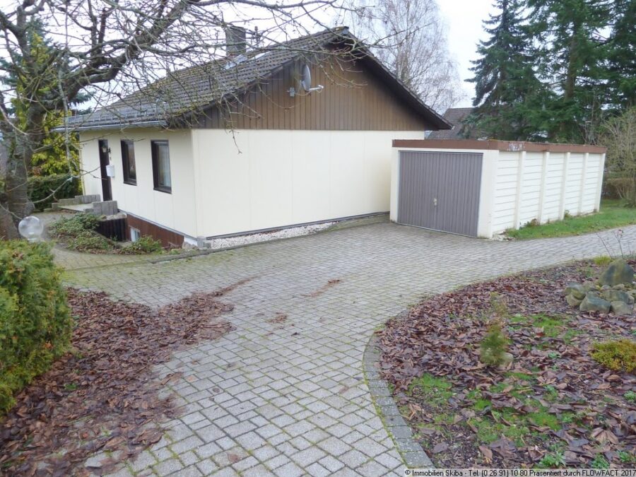 Schön gelegener Bungalow mit großem Grundstück - Haus mit Garage