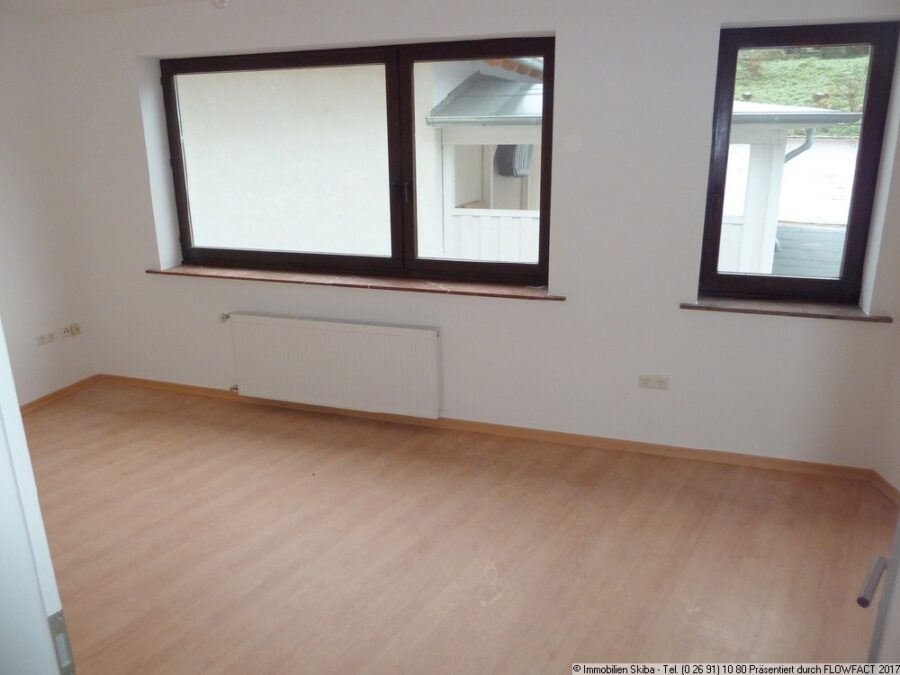 Neu renovierte Single-Wohnung im Zentrum von Adenau - Wohnzimmer