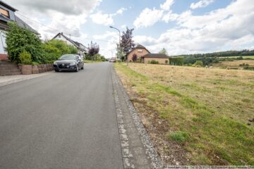 Panoramablick über Wiesen und Felder - Baugrundstück am Ortsrand von Borler - ruhige Nebenstraße