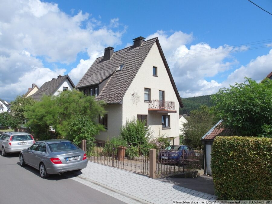 Haus mit Garten und 2 Garagen in ruhiger Wohnlage von Adenau in der Eifel - Ruhiges Wohngebiet