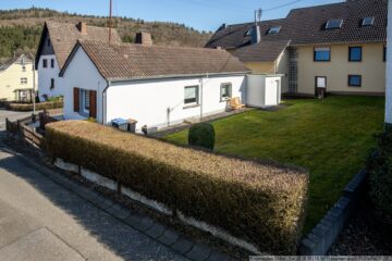 Haus auf einer Ebene mit Terrasse und flachem Garten in Antweiler - ideal auch als Wochenendhaus - Rückansicht und Garten