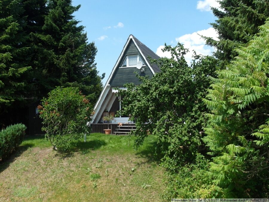 Nurdach-Wochenendhaus am Ortsrand in der Eifel - Blick vom  Garten