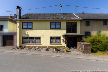 Wohnhaus mit Doppelgarage und Garten im ruhig gelegenen Pomster, Nähe Nürburgring - Blick von der Straße