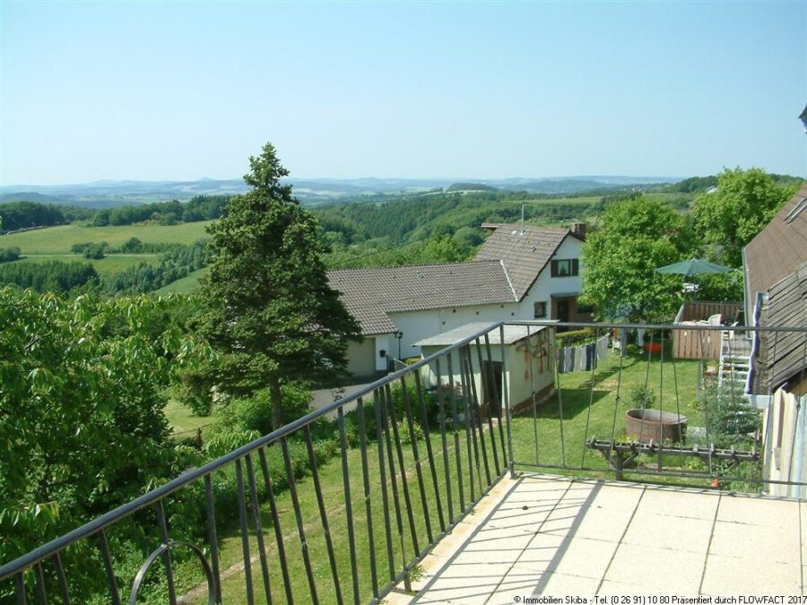 Panoramablick und Garten im Eifelhöhenort Reifferscheid - Blick vom Balkon