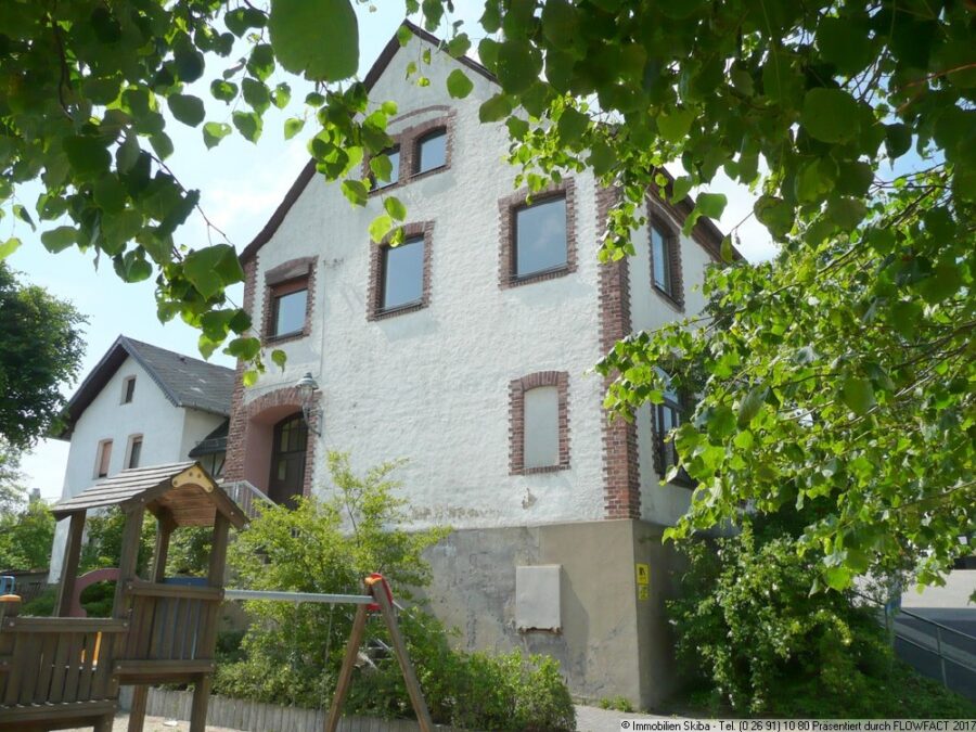 Reifferscheid's alte Schule mit weitläufigem Panoramasüdblick - Frontansicht