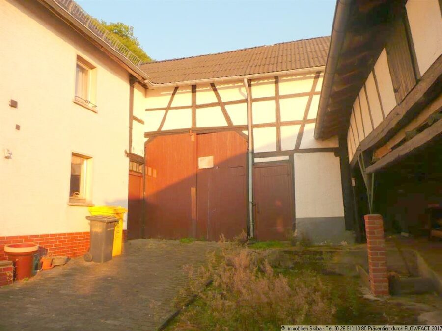 Ehemaliges Bauernhaus mit Scheune, Stall und Nebengebäude - Innenhof